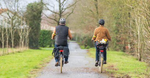 Photo : couple à vélo sur une piste cyclable de Boufféré - Montaigu-Vendée